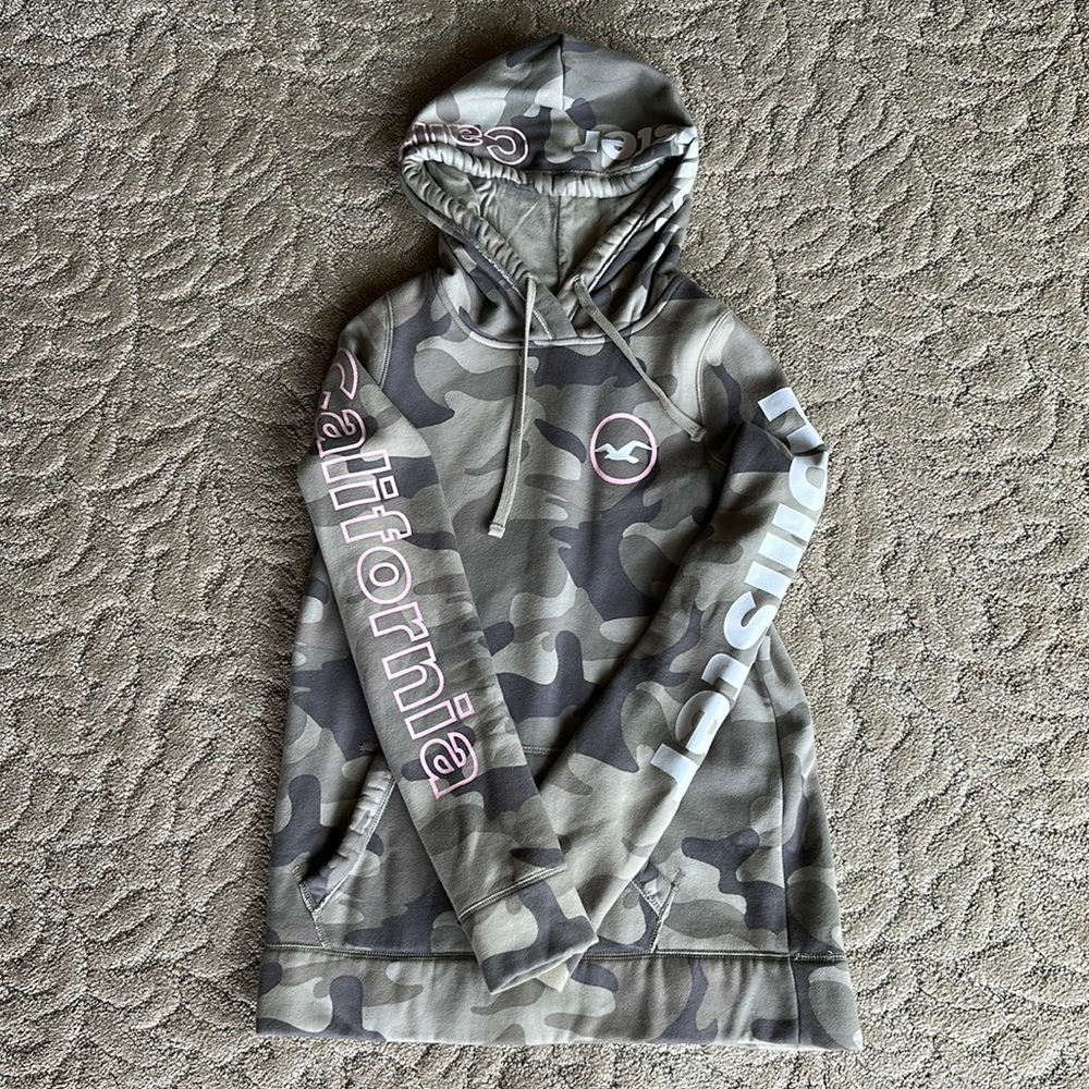Hollister Co Sweater Army Print Green and Pink Sweater Size Small